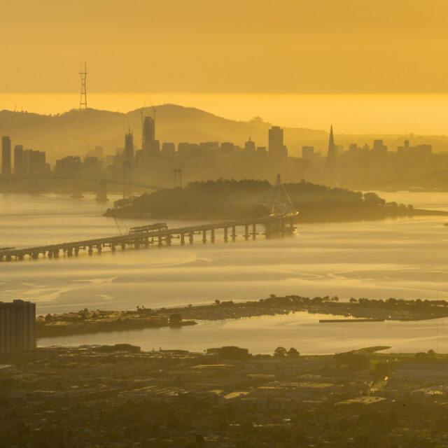 캘리포니아 샌프란시스코와 베이 브리지 방향으로 석양을 바라본 풍경.